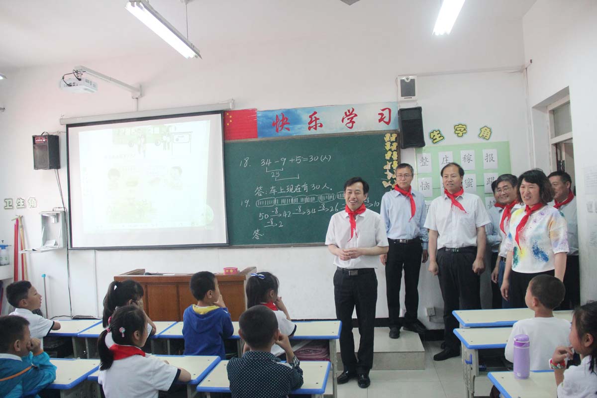 校领导慰问小学师生