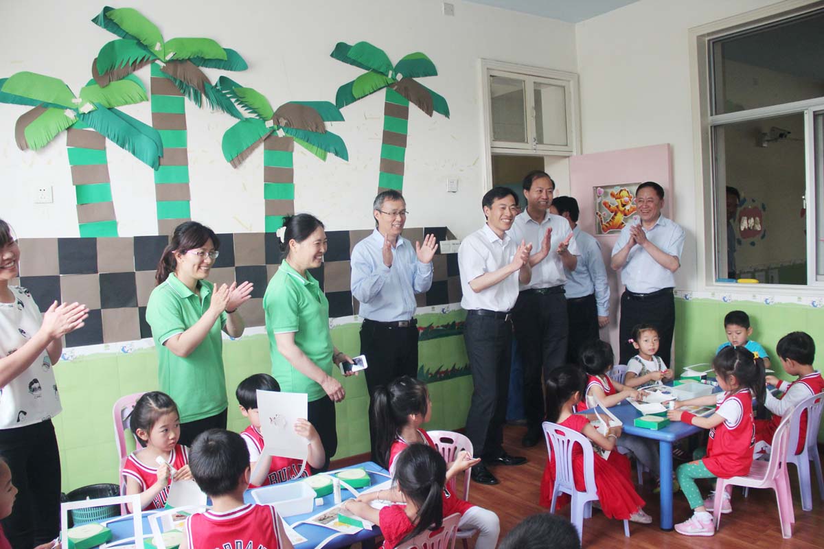 校领导慰问幼儿园师生
